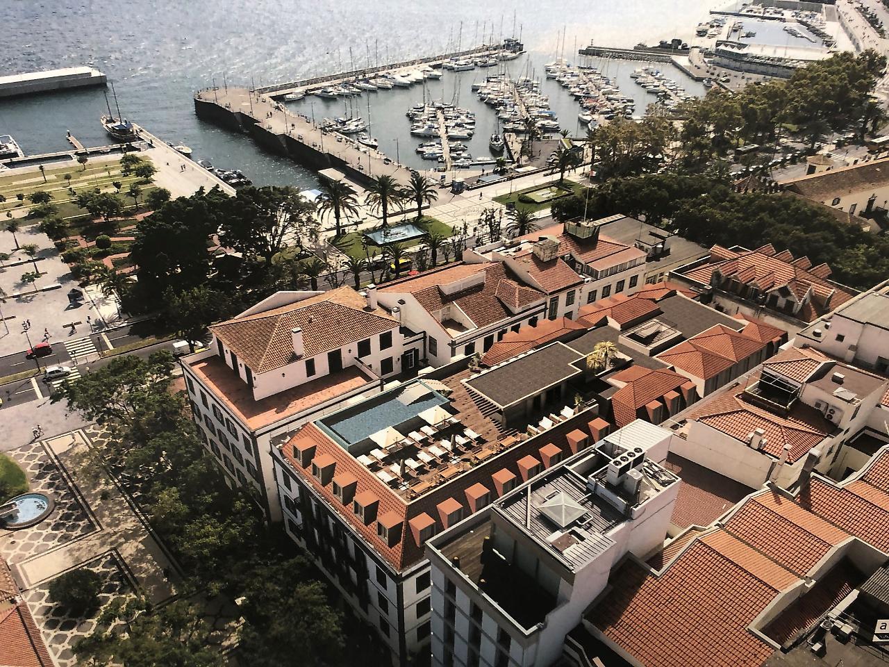 Barcelo Funchal Oldtown Hotel Ngoại thất bức ảnh The rooftop pool at the Hotel de la Paix